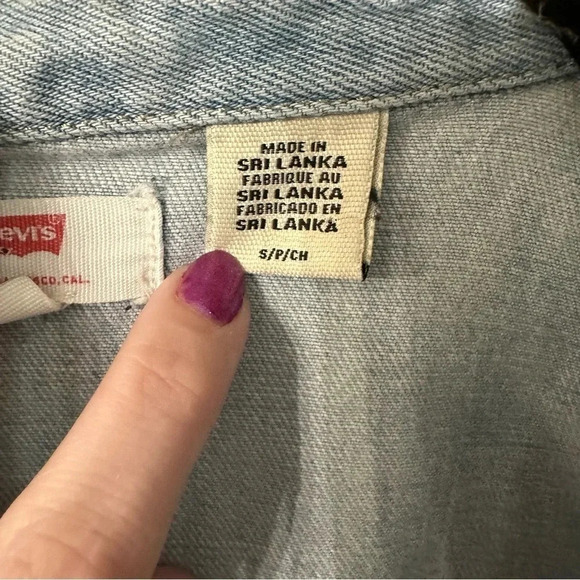 Levi's Addison Light Wash Denim Distressed Jacket with Raw Hem Size S GUC - Picture 5 of 10